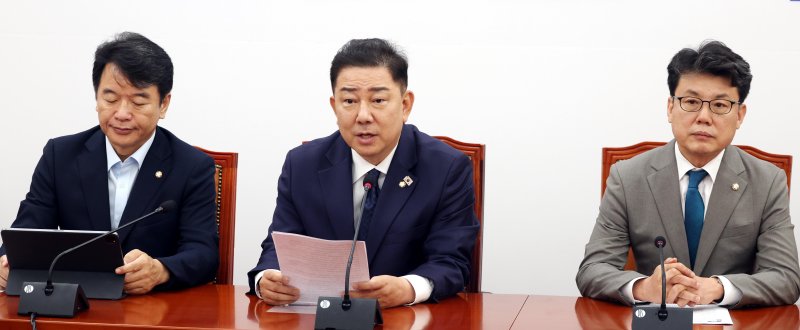 [서울=뉴시스] 조성봉 기자= 김병기 더불어민주당 당대표 직무대행 겸 원내대표가 10일 오전 서울 여의도 국회에서 열린 정책조정회의에서 발언을 하고 있다. 왼쪽부터 문진석 원내운영수석부대표,김 당대표 직무대행, 진성준 정책위의장. 2025.07.10. suncho21@newsis.com