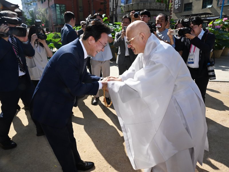 김총리 "발달장애인 가족 쉼에 사찰 공간 제공을...자살 예방, 종교 역할 중요"
