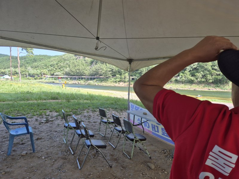 금산군 제원면 기러기 공원 원골유원지 익사 사고 현장에서 안전 요원이 설명하고 있다. 2025.7.10 /뉴스1 ⓒ News1 최형욱 기자