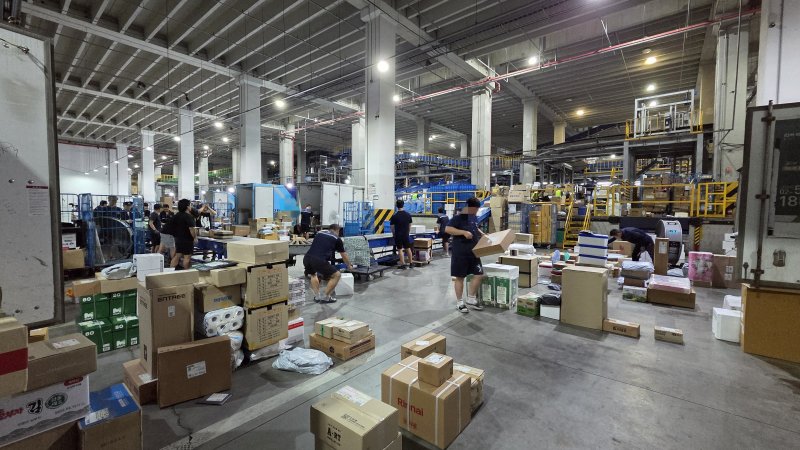 9일 오전 서울 장지동 서울복합물류센터에서 택배기사 및 노동자들이 분류 작업을 하고 있다. 2025.7.9/ⓒ뉴스1 이정후 기자