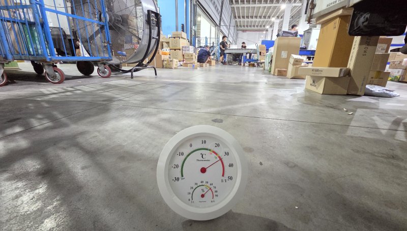 9일 오전 9시 기준 서울 송파구 장지동 서울복합물류센터 내부 온도가 32도를 가리키고 있다. 습도는 65도로 체감온도 환산 시 33도에 육박하는 수치다. 2025.7.9/ⓒ뉴스1 이정후 기자