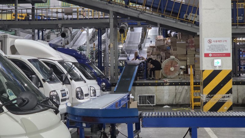 9일 오전 서울 송파구 장지동 서울복합물류센터에서 작업을 마친 노동자가 누워 있다. 2025.7.9/ⓒ뉴스1 이정후 기자