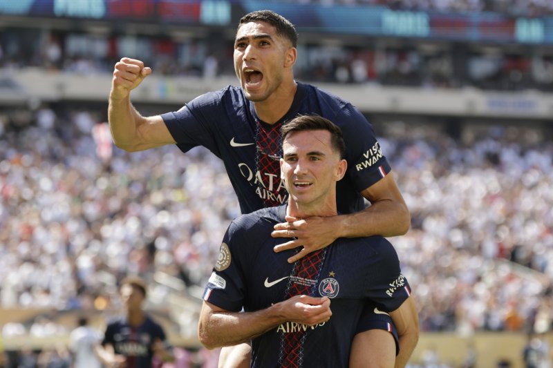[이스트 러더퍼드=AP/뉴시스] 파리 생제르맹(PSG, 프랑스)의 파비안 루이스(아래)가 9일(현지 시간) 미 뉴저지주 이스트 러더퍼드 메트라이프 스타디움에서 열린 2025 국제축구연맹(FIFA) 클럽 월드컵 준결승에서 레알 마드리드(스페인)와 경기 전반 24분 팀 세 번째 골을 넣고 세리머니하고 있다. 루이스는 멀티 골을 기록하며 팀의 4-0 승리와 결승 진출을 이끌었고 이강인은 후반 35분 교체 투입돼 팀 4번째 골에 기여했다. 2025.07.10.