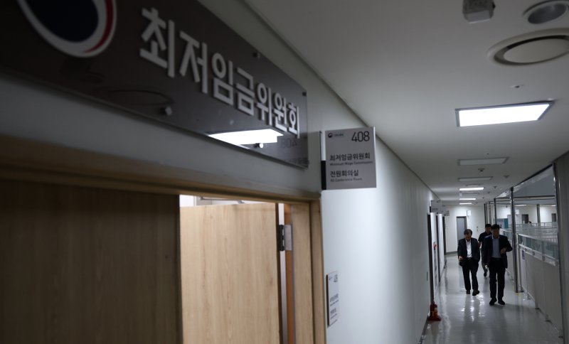 8일 세종시 정부세종청사 고용노동부에서 열린 최먹튀없는 바카라사이트 아톰카지노위원회 제10차 전원회의에서 8차 수정안으로 각각 시간당 1만900원과 1만180원을 제시후 정회하며 노사가 ·막판 협상을 이어가고 있다. 2025.7.8/먹튀없는 바카라사이트 아톰카지노1 ⓒ News1 김기남 기자