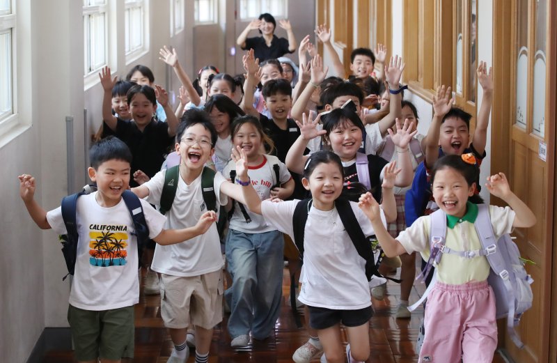 7일 오전 부산 동래구 명륜초등학교에서 여름방학을 맞은 2학년 3반 학생들이 환호하며 집으로 향하고 있다. 이 학교는 내부 공사로 인해 다른 학교들보다 2~3주 정도 일찍 여름방학에 들어갔다. 2025.7.7/뉴스1 ⓒ News1 윤일지 기자