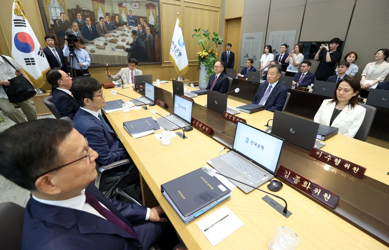 이창용 한국은행 총재가 10일 오전 서울 중구 한국은행에서 열린 금융통화위원회 본회의를 주재하고 있다. 2025.7.10/뉴스1 ⓒ News1 사진공동취재단