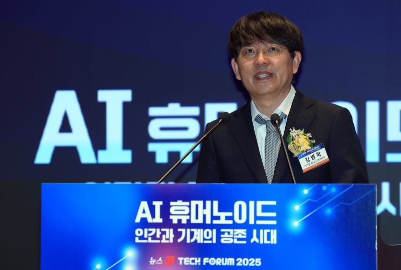 김병학 카카오 카나나 성과리더가 10일 오전 서울 여의도 한국거래소 컨퍼런스홀에서 'AI 휴머노이드, 인간과 기계의 공존 시대'를 주제로 열린 2025 뉴스1 테크포럼(NTF)에서 '휴머노이드 시대를 여는 AI 에이전트. 그리고 LLM의 진화'를 주제로 기조연설을 하고 있다. 2025.7.10/뉴스1 ⓒ News1 박정호 기자