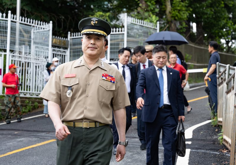 채 해병 순직사건 수사 이첩 관련 항명 및 상관명예훼손 혐의로 기소된 박정훈 전 실시간-바카라사이트 수사단장(대령)이 2024년 7월 23일 오후 서울 용산구 중앙지역군사법원에서 열린 6차 공판을 마친 후 밖으로 나오고 있다. 2024.7.23/뉴스1 ⓒ News1 이재명 기자