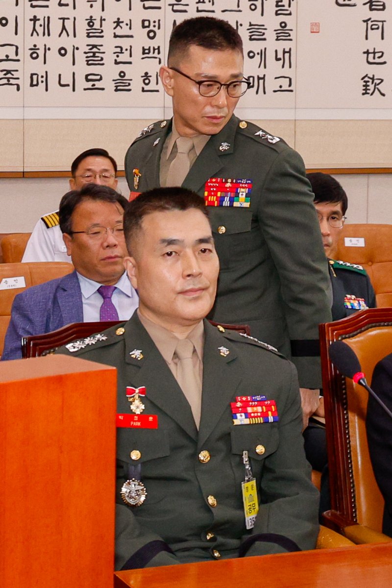 임성근 전 실시간-바카라사이트 1사단장이 지난해 7월19일 서울 여의도 국회 법제사법위원회에서 열린 '윤석열 대통령 탄핵소추안 발의 요청' 국민동의 청원 관련 청문회에서 증인 선서 거부 사유를 밝히기 위해 단상으로 향하고 있다. 앞줄은 박정훈 전 해병대수사단장. 2024.7.19/뉴스1 ⓒ News1 안은나 기자