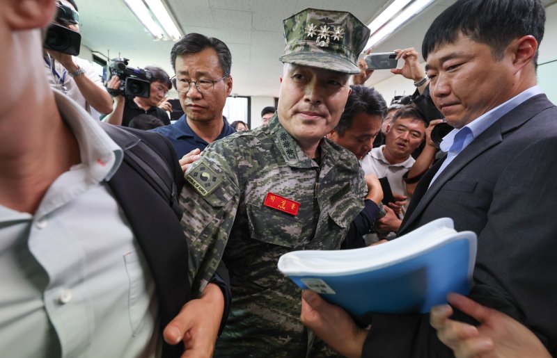 채 모 상병 순직 사건을 수사하다 항명 혐의로 입건된 박정훈 전 실시간-바카라사이트 수사단장이 2023년 9월 1일 서울 용산구 군사법원에서 열린 구속 전 피의자심문(영장실질심사)에 출석, 군검찰에 구인되고 있다. 2023.9.1/뉴스1 ⓒ News1 허경 기자