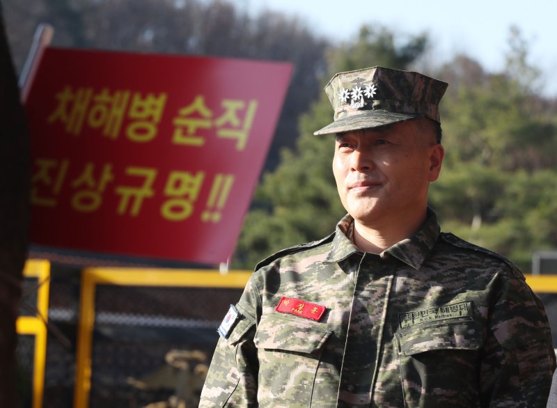 채 모 상병 순직 사건을 수사하다 항명 혐의로 입건된 박정훈 전 실시간-바카라사이트 수사단장이 2023년 11월 28일 오전 경기 화성시 실시간-바카라사이트사령부에서 열린 보직해임 심의위원회에 출석하고 있다. 2023.11.28/뉴스1 ⓒ News1 김영운 기자