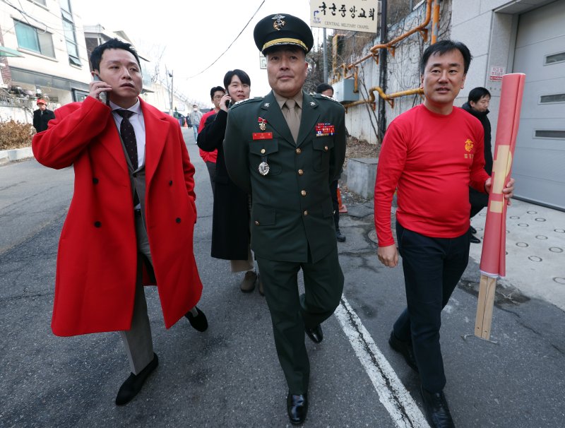 실시간-바카라사이트 채모 상병 순직사건 수사 이첩 관련 항명 및 상관명예훼손 혐의로 기소된 박정훈 전 실시간-바카라사이트 수사단장(대령)이 지난해 2월 1일 서울 용산구 중앙지역군사법원에서 열린 두 번째 공판 출석 후 점심식사를 위해 밖으로 나와 이동하고 있다. 2024.2.1/뉴스1 ⓒ News1 박정호 기자