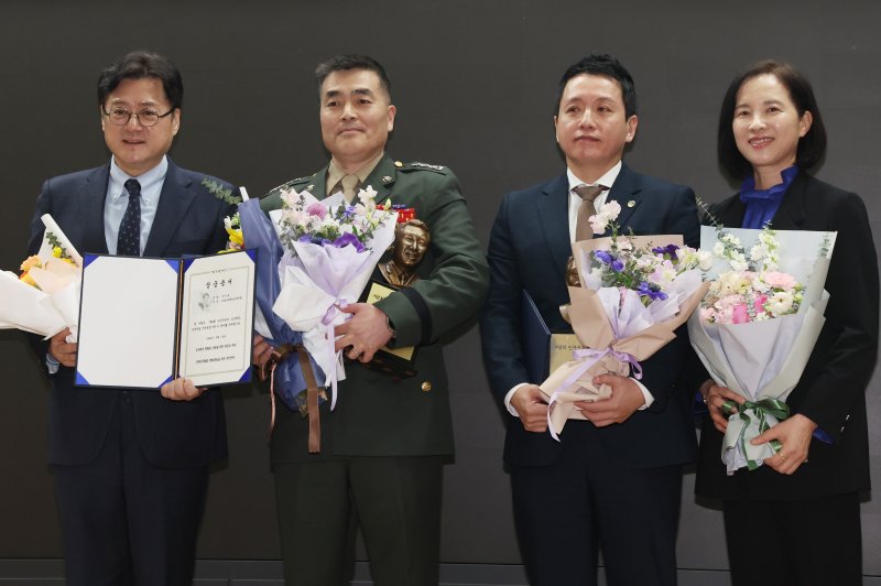 홍익표 더불어민주당 원내대표와 유은혜 김근태재단이사장이 지난해 2월 14일 서울 여의도 국회 의원회관에서 열린 제8회 민주주의자 김근태상 시상식에서 실시간-바카라사이트 대령과 임태훈 군인권센터 소장과 함께 기념촬영을 하고 있다. 2024.2.14/뉴스1 ⓒ News1 송원영 기자