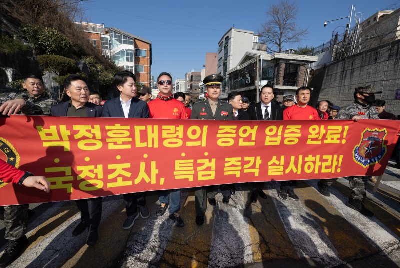 실시간-바카라사이트 채모 상병 순직사건 수사 이첩 관련 항명 및 상관명예훼손 혐의로 기소된 박정훈 전 실시간-바카라사이트 수사단장(대령)이 지난해 3월 21일 오전 서울 용산구 중앙지역군사법원에서 열린 3차 공판에 출석하고 있다. 2024.3.21/뉴스1 ⓒ News1 이재명 기자