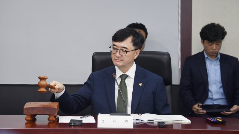 임기근 기획재정부 차관이 10일 서울 종로구 한국무역보험공사에서 열린 '2025년 제7차 재정사업평가위원회'를 주재하고 있다. 기획재정부