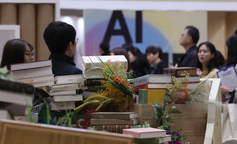 내년 인공지능(AI) 디지털교과서 도입을 앞두고 13일 경기도 고양시 킨텍스에서 열린 ‘2024 대한민국 교육혁신 박람회’를 찾은 관람객들이 전시관을 들러보고 있다. 2024.12.3/뉴스1 ⓒ News1 권현진 기자