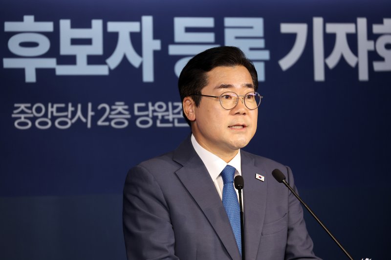 더불어민주당 대표 선거에 출마한 박찬대 의원이 10일 서울 여의도 중앙당사에서 후보 등록을 한 뒤 기자회견을 하고 있다. 연합뉴스