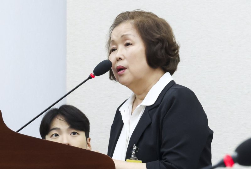[서울=뉴시스] 고승민 기자 = 손효숙 리박스쿨 대표가 10일 서울 여의도 국회에서 리박스쿨 청문회 등을 안건으로 열린 교육위원회 전체회의에서 질문에 답하고 있다. 2025.07.10. kkssmm99@newsis.com