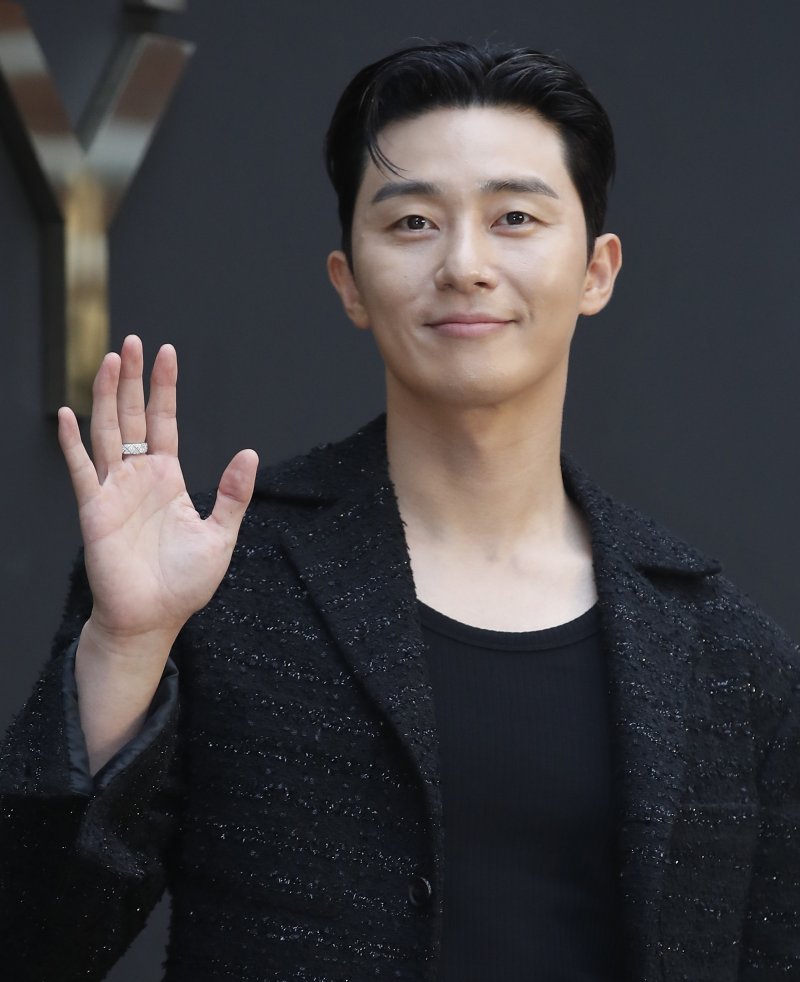 [단독] 박서준 '사냥개들2' 뜬다…우도환·김주환 감독과 특급 의리