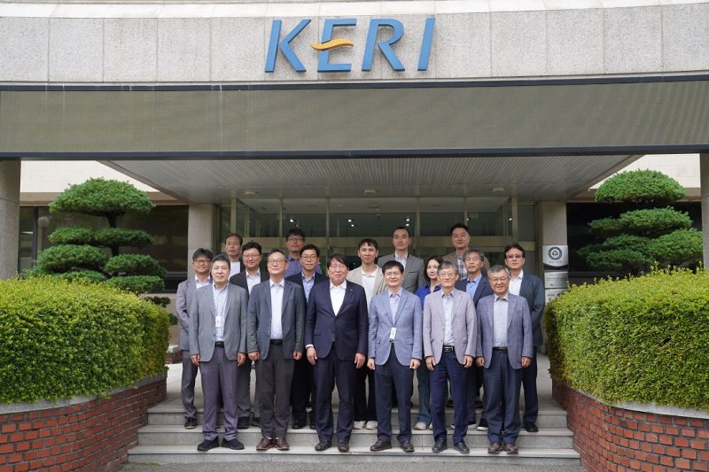 [세종=뉴시스] 한국에너지기술평가원은 지난 8일 한국전기연구원을 방문해 주요 연구시설을 시찰하고 에너지 기술혁신을 위한 협력 방안을 논의했다고 10일 밝혔다. (사진=에기평 제공) 2025.07.10. photo@newsis.com *재판매 및 DB 금지
