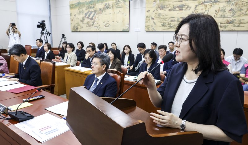 [서울=뉴시스] 고승민 기자 = 이수정 전 교육부장관 정책자문관이 10일 서울 여의도 국회에서 리박스쿨 청문회 등을 안건으로 열린 교육위원회 전체회의에서 발언하고 있다. 2025.07.10. kkssmm99@newsis.com