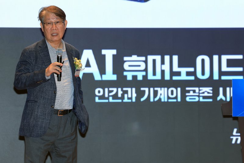 김진오 한국로봇산업협회 회장이 10일 오전 서울 여의도 한국거래소 컨퍼런스홀에서 'AI 휴머노이드, 인간과 기계의 공존 시대'를 주제로 열린 2025 뉴스1 테크포럼(NTF)에서 '로봇산업의 발전방향'을 주제로 기조연설을 하고 있다. 2025.7.10/뉴스1 ⓒ News1 박정호 기자