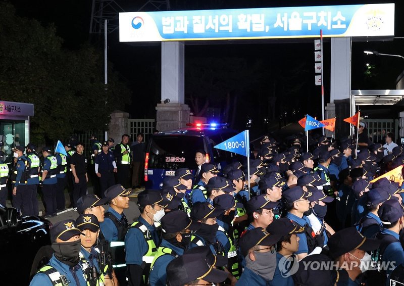 서울구치소 들어가는 윤 전 대통령 탑승 차량 (출처=연합뉴스)