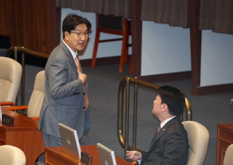 권성동 "안철수? 여의도 대표 하남자..특검서 문자 한 통 받았다고 호들갑 떨어"