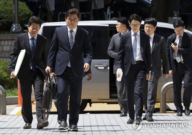 영장실질심사 출석하는 박억수 특검보 (출처=연합뉴스)