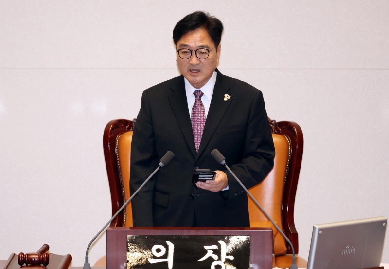 [서울=뉴시스] 조성봉 기자 = 우원식 국회의장이 4일 오후 서울 여의도 국회에서 열린 제426회 국회(임시회) 제5차 본회의에서 본회의 지연과 관련해 유감을 표명하고 있다. 우 국회의장은 각 정당이 본회의에 올 때까지 회의 진행을 하지 않기로 했다. 2025.07.04. suncho21@newsis.com
