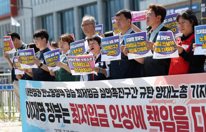 [서울=뉴시스] 김선웅 기자 = 이미선 민주노총 부위원장이 10일 서울 용산구 대통령집무실 앞에서 열린 한국노총-민주노총이 공동 개최한 최저임금 심의촉진구간 규탄 기자회견에서 최저임금 실질 하락 심의촉진구간을 규탄하며 실질생계비 보장수준의 최저임금 인상을 촉구하고 있다. 2025.07.10. mangusta@newsis.com