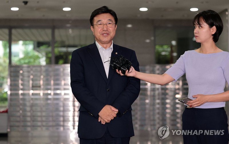 질문에 답하는 윤호중 행안부 장관 후보자 (출처=연합뉴스)