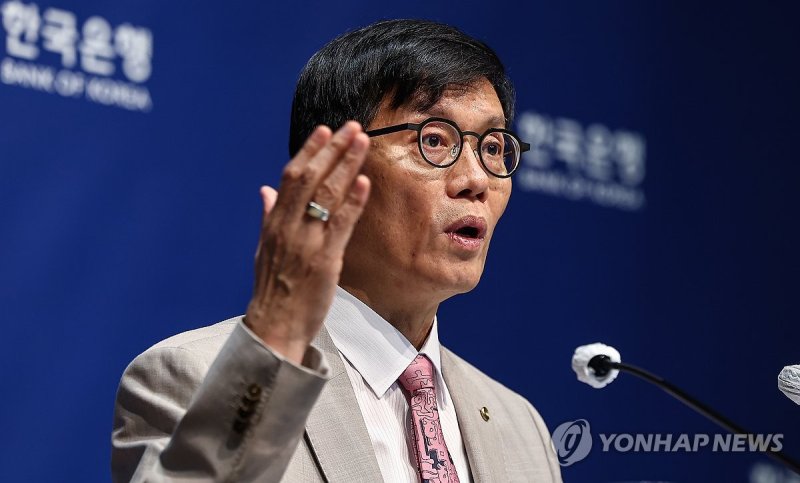 질문에 답하는 이창용 총재 (출처=연합뉴스)