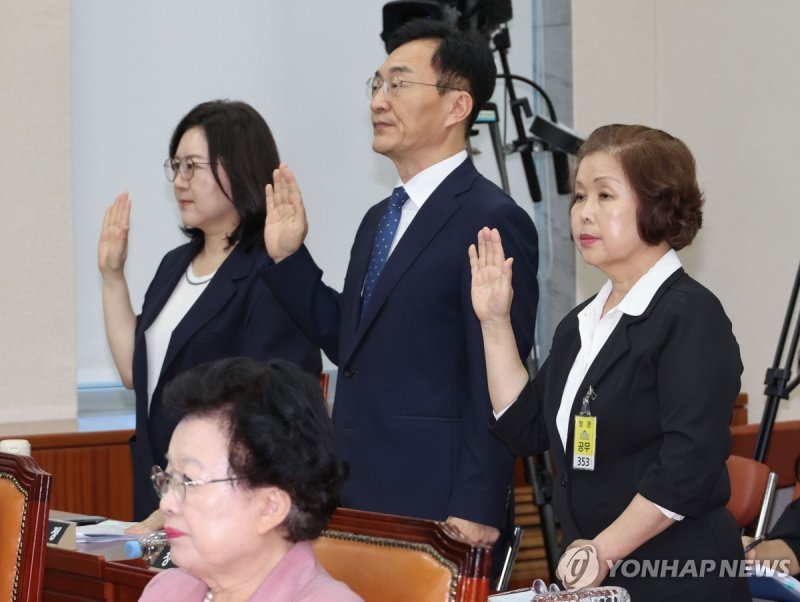 증인선서 하는 손효숙 리박스쿨 대표 (출처=연합뉴스)