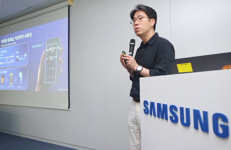 10일 서울 중구 삼성브라보카지노에서 열린 삼성브라보카지노 갤럭시 신제품 미디어 브리핑에서 관계자가 발표하고 있다. 연합뉴스 제공