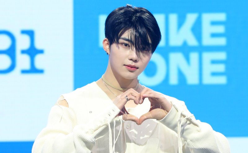 [서울=뉴시스] 김혜진 기자 = 그룹 제로베이스원 박건욱이 24일 오후 서울 용산구 블루스퀘어에서 열린 다섯 번째 미니앨범 '블루 파라다이스'(BLUE PARADISE) 발매 기념 쇼케이스에서 포즈를 취하고 있다.타이틀곡 '블루'는 제로베이스원과 글로벌 히트 메이커 켄지(KENZIE)의 두 번째 합작품이다. 시원한 신스 사운드와 감성적인 보컬의 대비가 미스터리한 청량감을 선사한다. 2025.02.24. jini@newsis.com