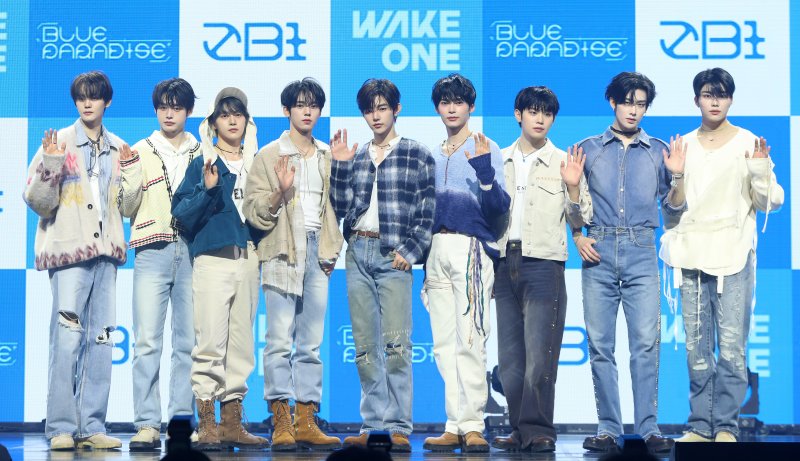 [서울=뉴시스] 김혜진 기자 = 그룹 제로베이스원(왼쪽부터 김규빈, 김지웅, 석매튜, 한유진, 장하오, 성한빈, 김태래, 리키, 박건욱)이 24일 오후 서울 용산구 블루스퀘어에서 열린 다섯 번째 미니앨범 '블루 파라다이스'(BLUE PARADISE) 발매 기념 쇼케이스에서 포즈를 취하고 있다.타이틀곡 '블루'는 제로베이스원과 글로벌 히트 메이커 켄지(KENZIE)의 두 번째 합작품이다. 시원한 신스 사운드와 감성적인 보컬의 대비가 미스터리한 청량감을 선사한다. 2025.02.24. jini@newsis.com