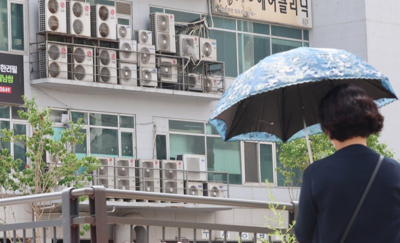 [인천=뉴시스] 전진환 기자 = 전국적인 폭염이 이어지고 있는 9일 인천 부평구의 한 건물 외벽에 설치된 에어컨 실외기가 빠르게 돌아가고 있다. 전력거래소는 지난 8일 오후 6시 기준 전력수요가 95.7GW를 기록하며 7월 기준 역대 최고치를 경신했다고 밝혔다. 2025.07.09. amin2@newsis.com