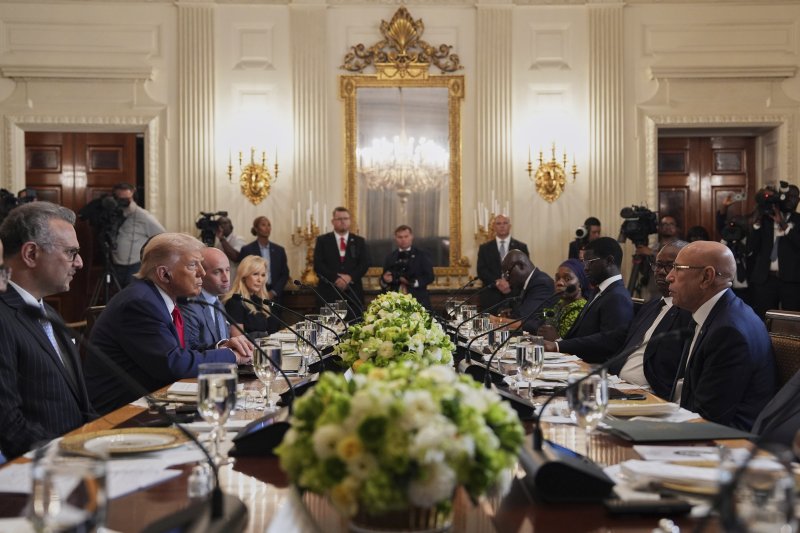 [워싱턴=AP/뉴시스]도널드 트럼프 미 대통령(왼쪽 두번째)이 9일(현지시각) 백악관에서 아프리카 정상들과 오찬에서 발언하고 있다. 2025.7.10.