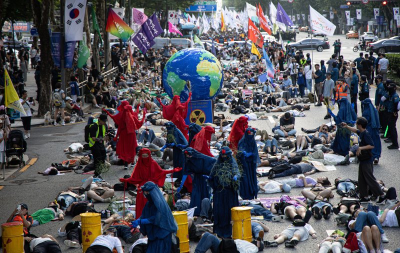 서울 강남구 테헤란로 일대에서 열린 907 기후정의행진에서 참가자들이 다이인(die-in) 퍼포먼스를 하고 있다. 2024.9.7/뉴스1 ⓒ News1 이재명 기자