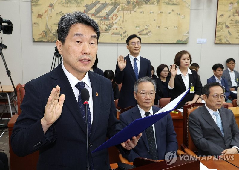 증인선서 하는 이주호 사회부총리 겸 교육부 장관 (출처=연합뉴스)