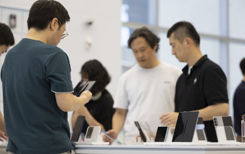 삼성전자 신형 폴더블 스마트폰 갤럭시 Z 폴드7 및 플립7 공개 첫 날인 지난달 10일 서울 서초구 삼성 강남점에서 소비자들이 스마트폰을 살펴보고 있다.사진=뉴시스화상