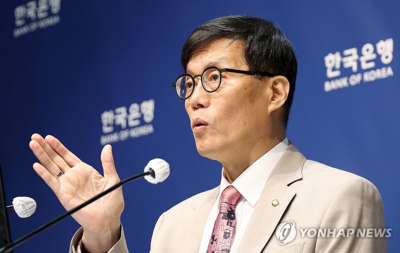 질문에 답하는 이창용 총재 (출처=연합뉴스)