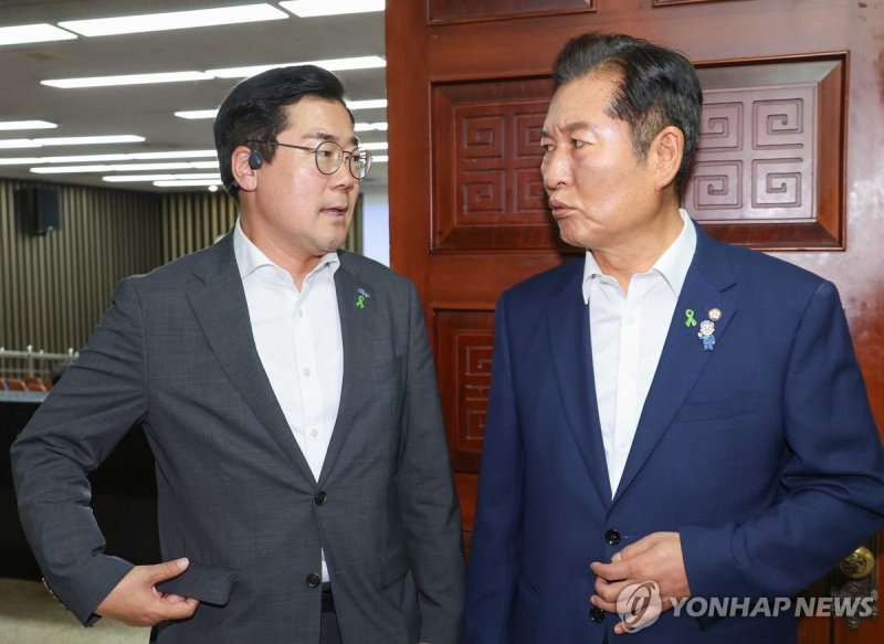 대화하는 정청래·박찬대 의원 (출처=연합뉴스)