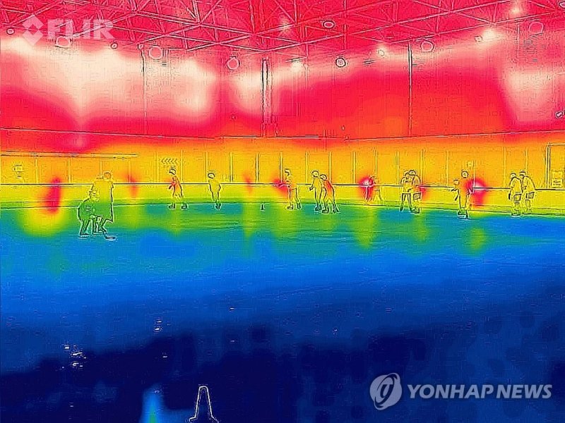 '한여름의 유토피아' 아이스링크장 (출처=연합뉴스)