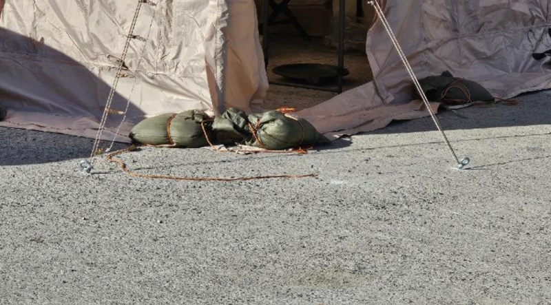 경남 거제 흥남해수욕장 방파제 공영주차장 아스팔트에 텐트가 고정돼 있다./사진=온라인 커뮤니티 '보배드림'