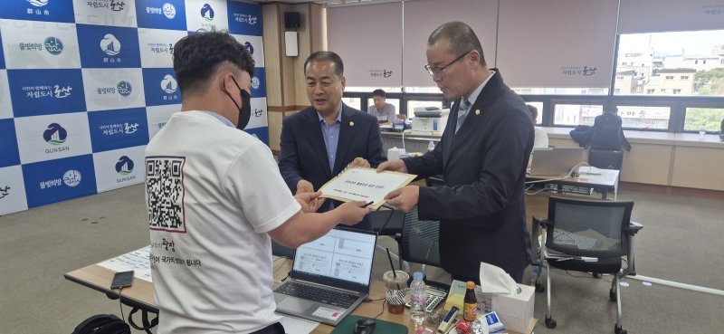[전북=뉴시스] 온라인 바카라사이트 완주-전주통합반대특별위원회 서남용 위원장과 이주갑 부위원장이 10일 대통령 직속 국정기획위원회가 군산시에서 개최한 국민 소통 프로그램 '버스로 찾아가는 모두의 광장' 현장을 방문해 완주-전주 행정통합 반대 입장을 담은 공식 의견서를 전달하고 있다. 2025.07.10 *재판매 및 DB 금지