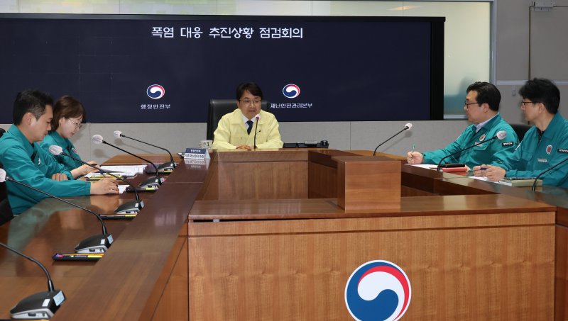 김광용 행정안전부 재난안전관리본부장이 1일 서울 종로구 정부서울청사 서울상황센터에서 열린 폭염 대응 바카라 에볼루션상황 점검회의에 참석해 발언하고 있다.뉴스1