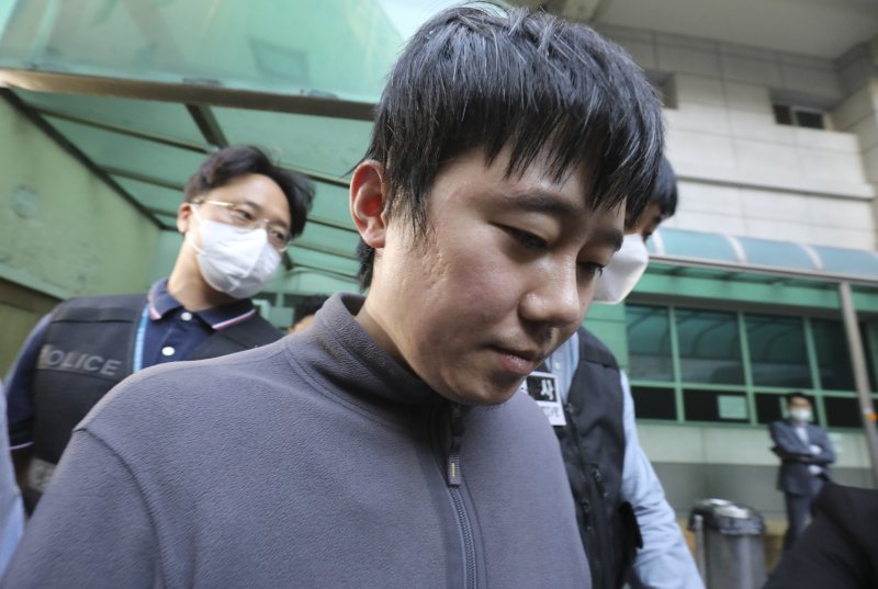 [서울=뉴시스] 정병혁 기자 = 근로복지공단(공단)이 '신당역 스토킹 살인사건'의 가해자 전주환(34)을 상대로 1억9000만원을 지급하라고 제기한 소송 1심에서 승소했다. 신당역 살인사건 피의자인 전주환이 지난 2022년 9월 서울 중구 남대문경찰서에서 검찰로 송치되고 있는 모습. 2022.09.21. (공동취재사진) 2022.09.21. photo@newsis.com
