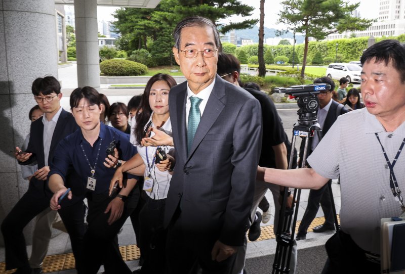 [서울=뉴시스] 조성우 기자 = 한덕수 전 국무총리가 2일 서울 서초구 서울고검에 마련된 내란특검 사무실에 조사를 받기 위해 출석하고 있다. 2025.07.02. xconfind@newsis.com